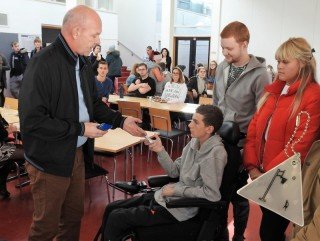 Afhending fyrstu merkjanna í Fjölbraut við Ármúla