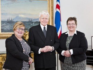 Forseti Íslands keypti fyrsta armbandið