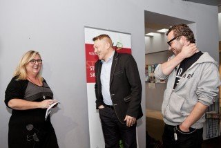 Borgarstjórinn tekur við endurskinsmerkjum