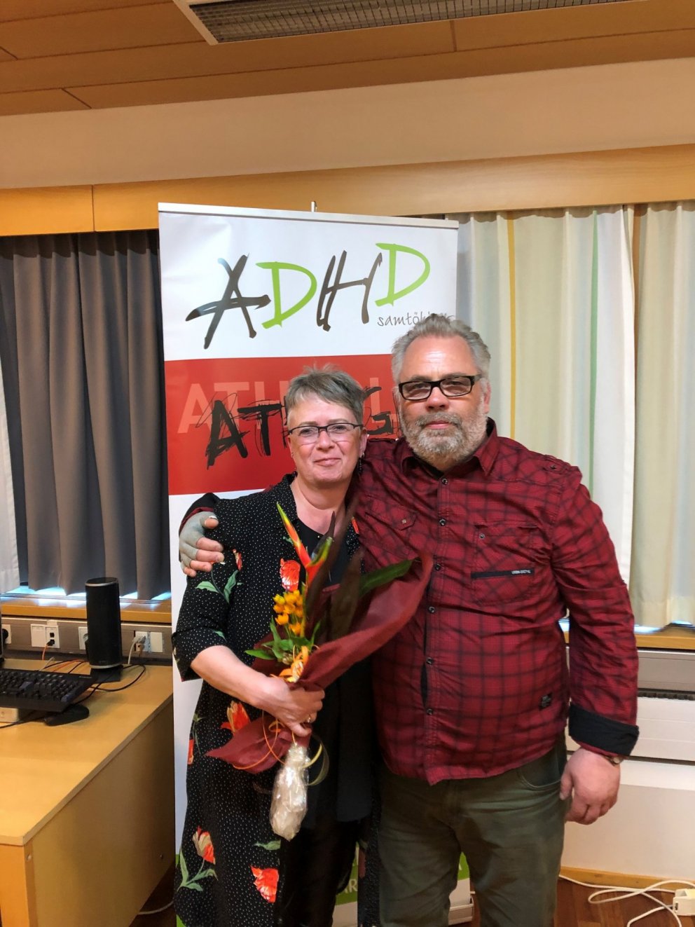 Vilhjálmur Hjálmarsson, nýkjörin formaður færir Elínu H Hinriksdóttur, fráfarandi formann þakkir fyr…