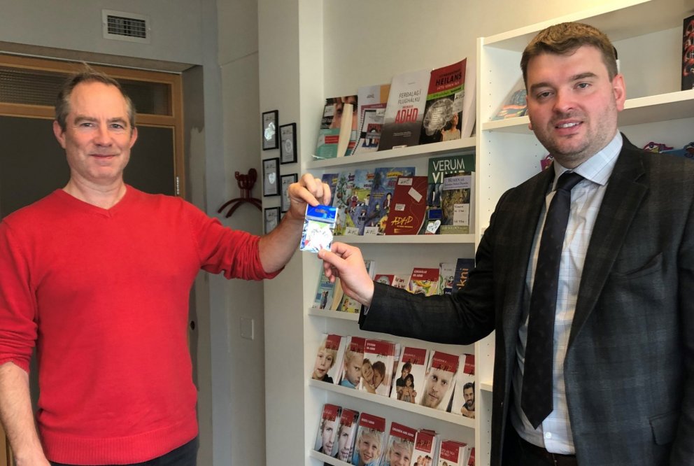 Ásmundur Einar Daðason, félags- og barnamálaráðherra tekur við fyrsta endurskinsmerki ADHD samtakann…