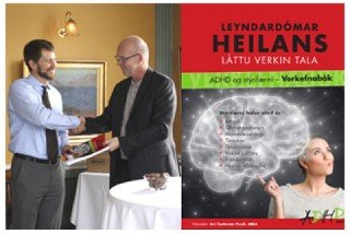 Ari Tuckman tekur við fyrsta eintaki bókarinnar