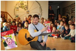 Halli Pollapönkari fékk fyrsta eintakið   MYND:VKJ