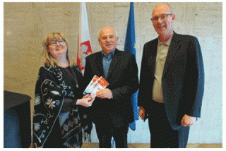 Frá afhendingu bæklingsins í sendiráði Póllands