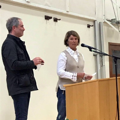 María Málfríður Guðnadóttir afhendir Hrannari B Arnarssyni afrakstur áheitahlaups Lindaskóla