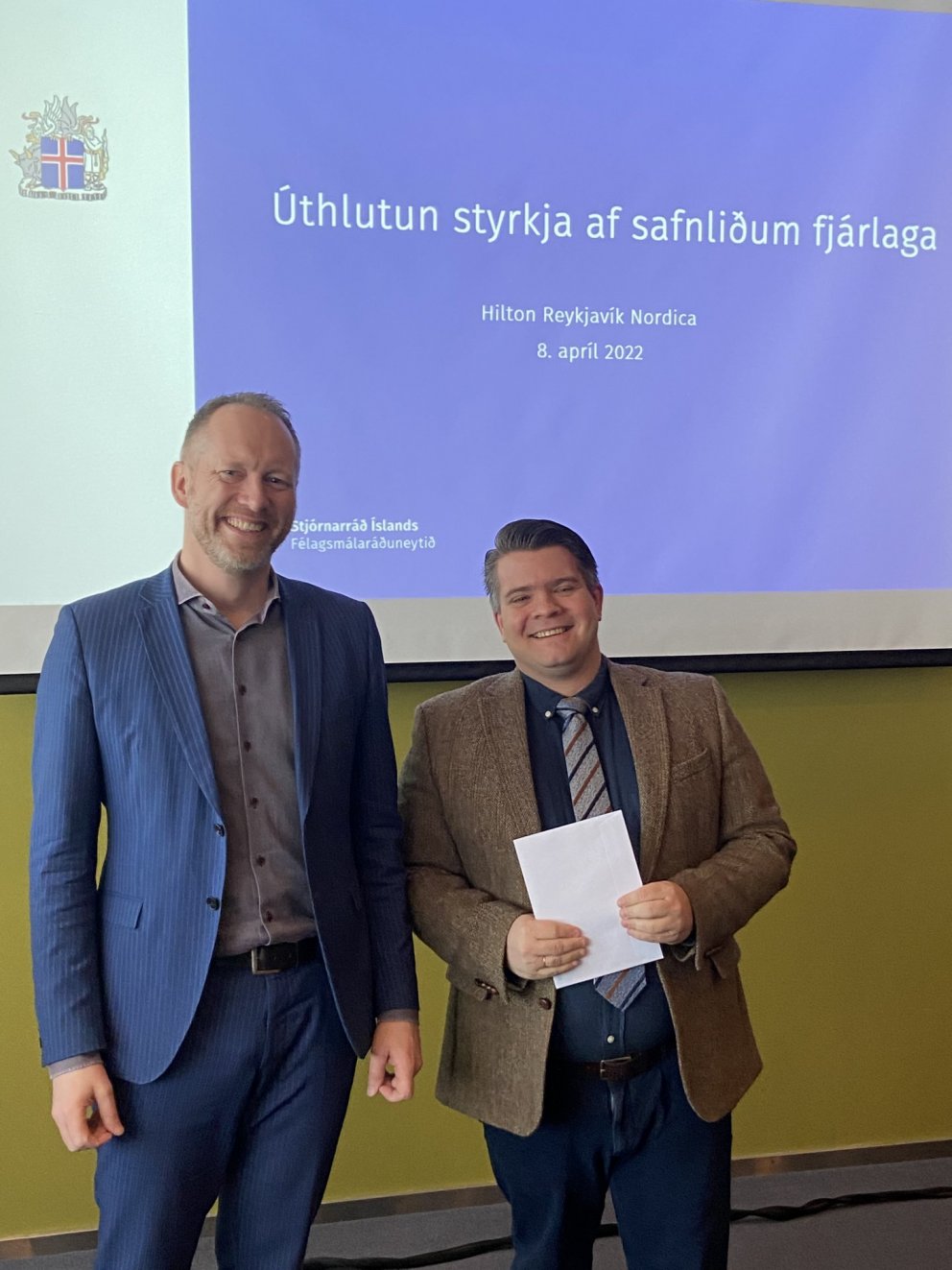 Guðmundur Ingi Guðbrandsson, félags-og vinnumarkaðsráðherra og Guðni Rúnar Jónasson, verkefnastjóri …