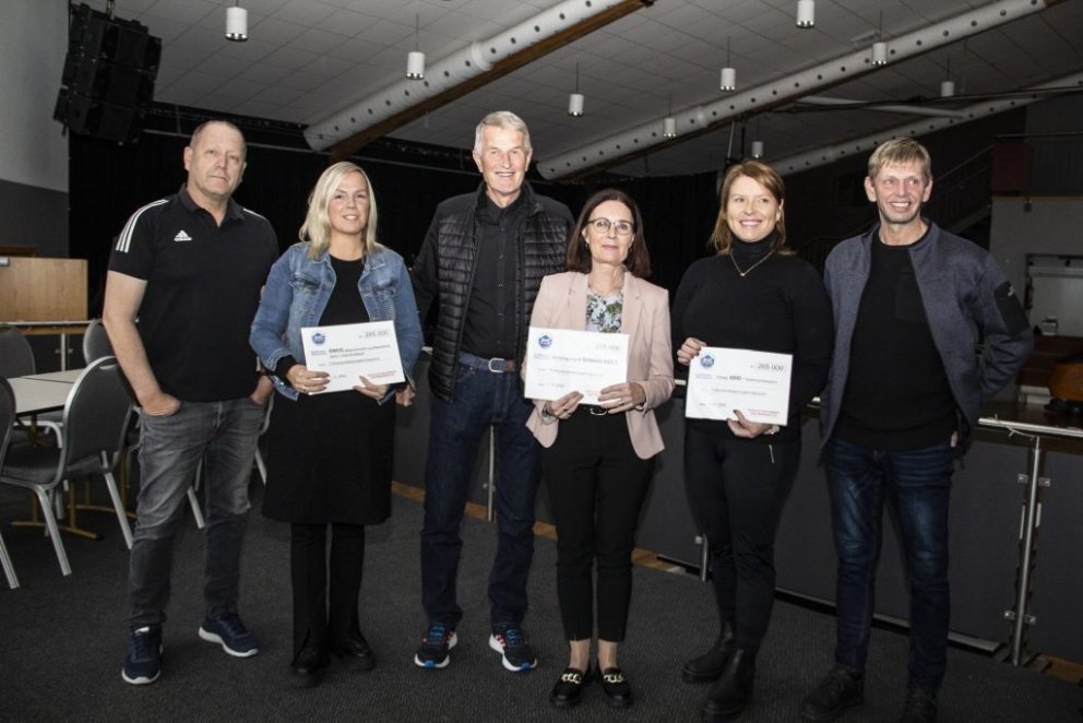 Ása Ingibergsdóttir, fulltrúi ADHD Samtakanna í Vestmannaeyjum tekur á móti styrknum fyrir hönd samt…