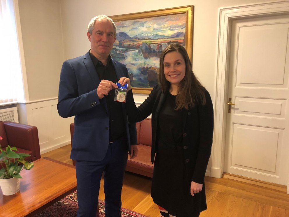 Forsætisráðherra, Katrín Jakobsdóttir tekur á móti fyrsta endurskinsmerki ADHD samtakanna árið 2021 …