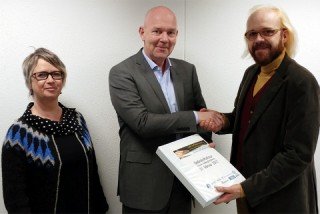 Frá afhendingu undirskriftanna