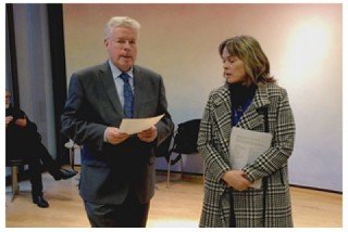 Frá afhendingu ályktunarinnar í morgun