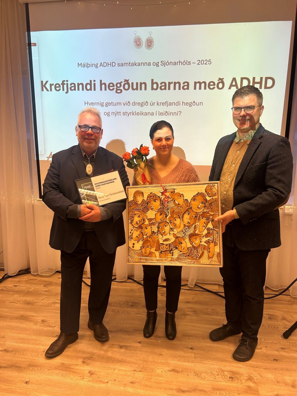 Sara Rós Kristinsdóttir tekur á móti Hvatningarverðlaunum ADHD samtakanna 2025 úr hendi Vilhjálms Hj…