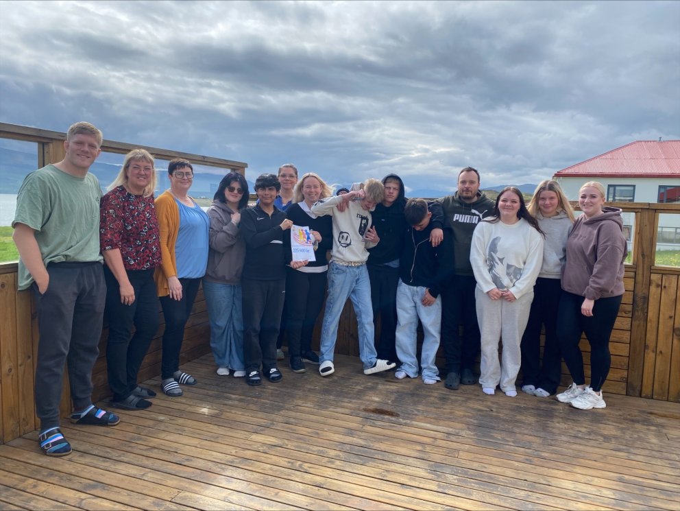 Nemendur Hlíðarskóla færðu samtökunum veglegan styrk.