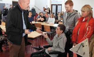 Afhending fyrstu merkjanna í Fjölbraut við Ármúla