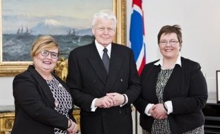 Forseti Íslands keypti fyrsta armbandið