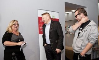 Borgarstjórinn tekur við endurskinsmerkjum