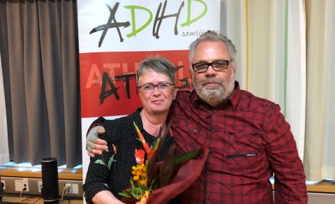 Vilhjálmur Hjálmarsson, nýkjörin formaður færir Elínu H Hinriksdóttur, fráfarandi formann þakkir fyr…