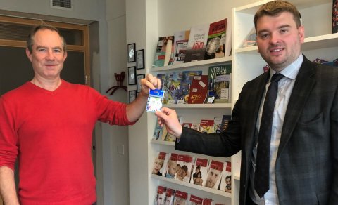 Ásmundur Einar Daðason, félags- og barnamálaráðherra tekur við fyrsta endurskinsmerki ADHD samtakann…