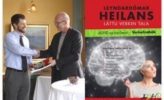 Ari Tuckman tekur við fyrsta eintaki bókarinnar