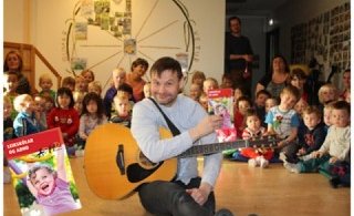 Halli Pollapönkari fékk fyrsta eintakið   MYND:VKJ