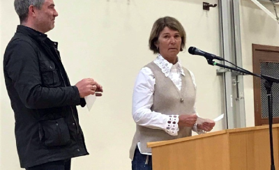 María Málfríður Guðnadóttir afhendir Hrannari B Arnarssyni afrakstur áheitahlaups Lindaskóla