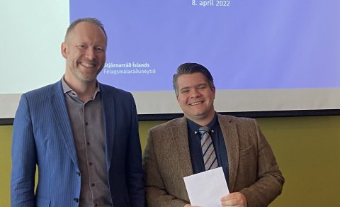 Guðmundur Ingi Guðbrandsson, félags-og vinnumarkaðsráðherra og Guðni Rúnar Jónasson, verkefnastjóri …