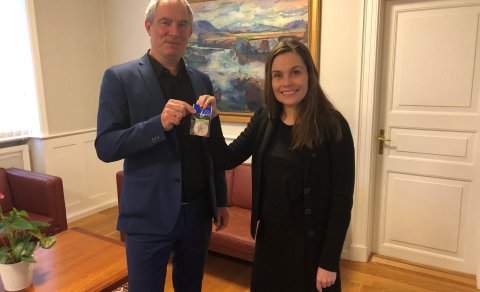 Forsætisráðherra, Katrín Jakobsdóttir tekur á móti fyrsta endurskinsmerki ADHD samtakanna árið 2021 …
