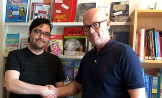 Þór J. Þormar leikstjóri afhenti styrk Leikhópsins