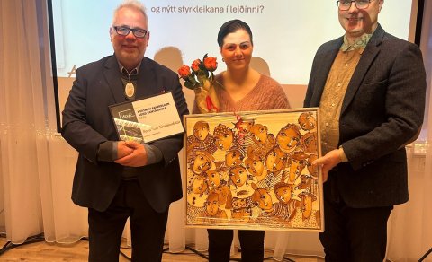 Sara Rós Kristinsdóttir tekur á móti Hvatningarverðlaunum ADHD samtakanna 2025 úr hendi Vilhjálms Hj…