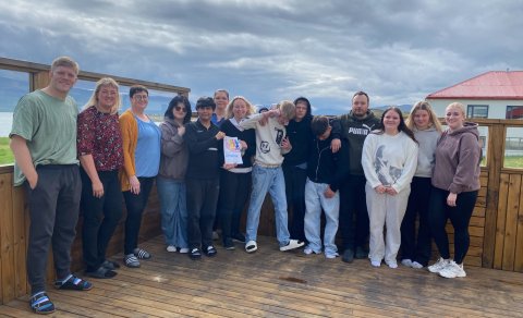 Nemendur Hlíðarskóla færðu samtökunum veglegan styrk.